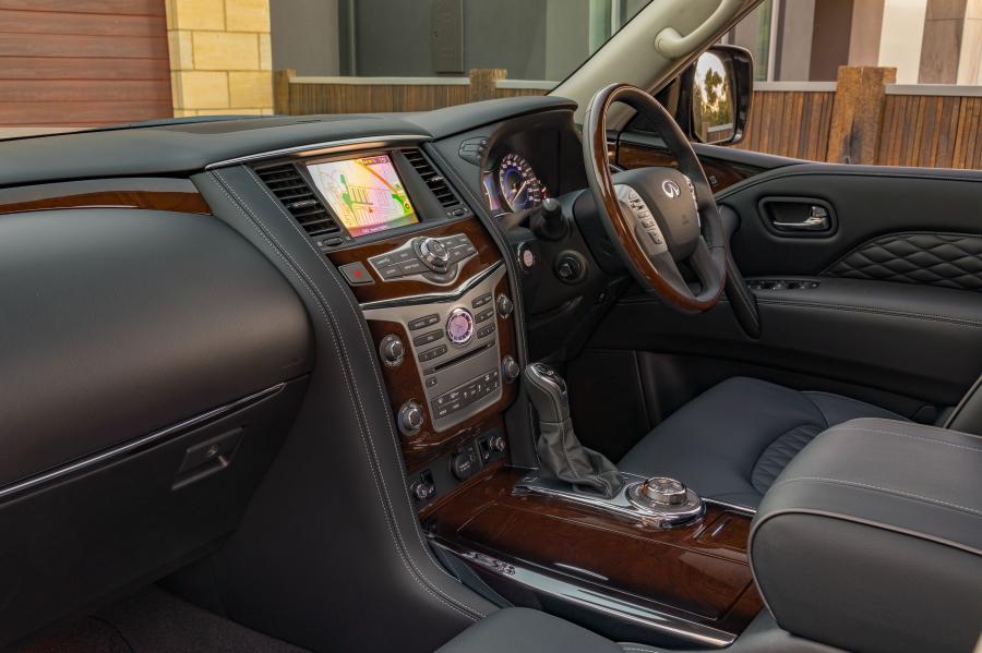 Интерьер Infiniti QX80 5.6 2018 года  (AU) (фото 17 из 40)
